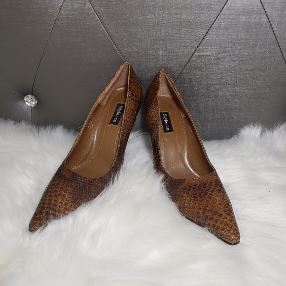 Style & Co. Snake texture leather heels - Picture 3 of 14